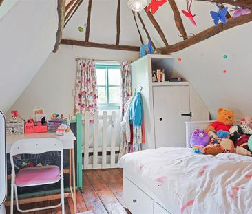 A charming three bedroom Grade II listed cottage, with large garden... - Photo 5