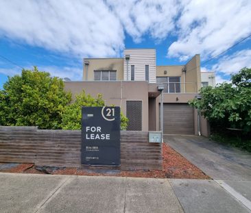 Modern & Spacious Townhouse - Photo 2