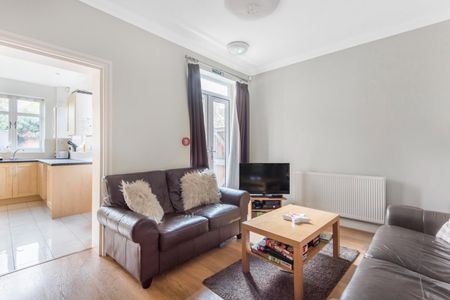 5 bedroom House To Let - Photo 4