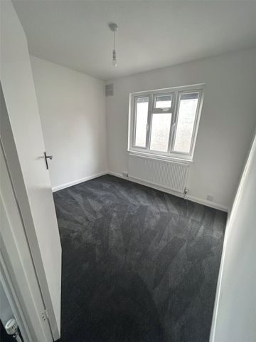 Acacia Drive, Southend-on-Sea, Essex, SS1 3JU - Photo 5