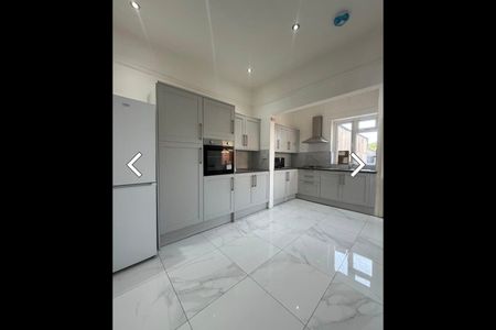 Room in a Shared Flat, Village Way East, HA2 - Photo 5