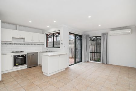 Beautifully Presented Three Bedroom Unit - Photo 3