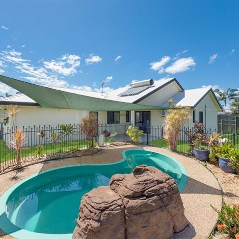 PERFECT LOCATION WITH A POOL +3 BEDROOMS! - Photo 1