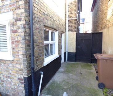 2 bedroom end of terrace house to rent - Photo 4