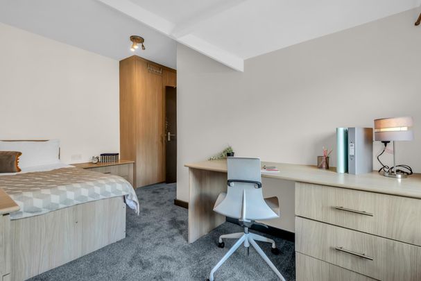 7 HESSLE WALK Leeds - LS6 1EJ - Photo 1