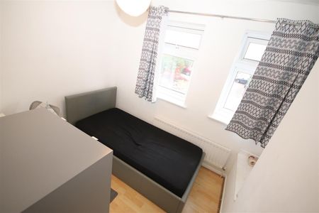 2 bedroom Terraced House to let - Photo 3