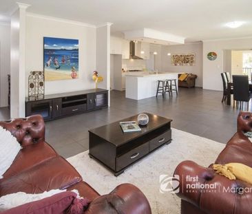 FAMILY LIVING - Photo 1