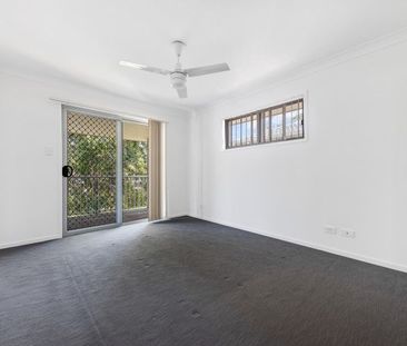 3-Bedroom Townhouse with Ensuite, Double Garage & Complex Pool - Photo 4