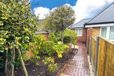 3 bedroom Bungalow To Let - Photo 2