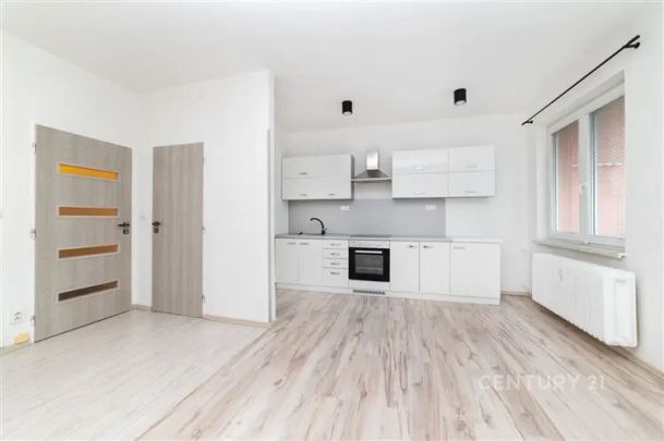 Podnájem rekonstruovaného bytu 1+kk s lodžií, ul. Slezská Třinec - Photo 1