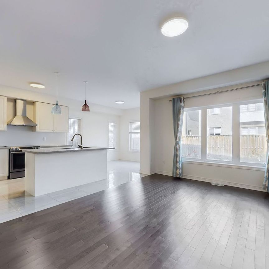 For Lease - 6 Kavanagh Avenue, East Gwillimbury, Ontario - Photo 1