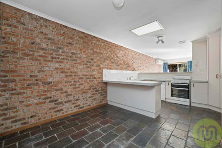 Charming 3-Bedroom Townhouse in a Serene Cul-de-Sac - Photo 2