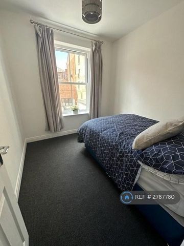 4 bedroom flat to rent - Photo 3