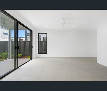 4/176 Marina Quays Blvd, Hope Island, Qld 4212 - Photo 4