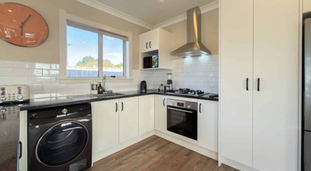 Modern 3-Bedroom Home - Great location - Photo 3