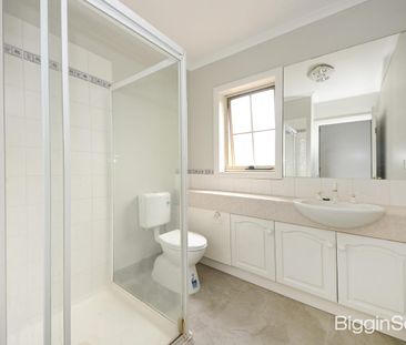 Light-Filled Renovated Three-Bedroom Apartment in Boutique Block - Photo 6