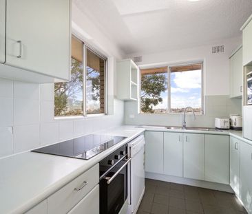 Modern Top-Floor Apartment with Stunning Views and Lock-up Garage - Photo 3