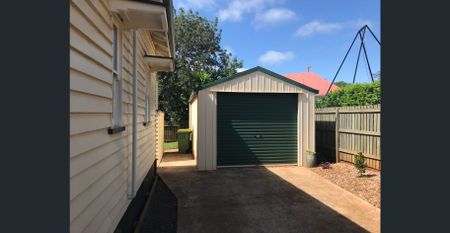 Delightful Cottage in Super-Convenient Location! - Photo 4