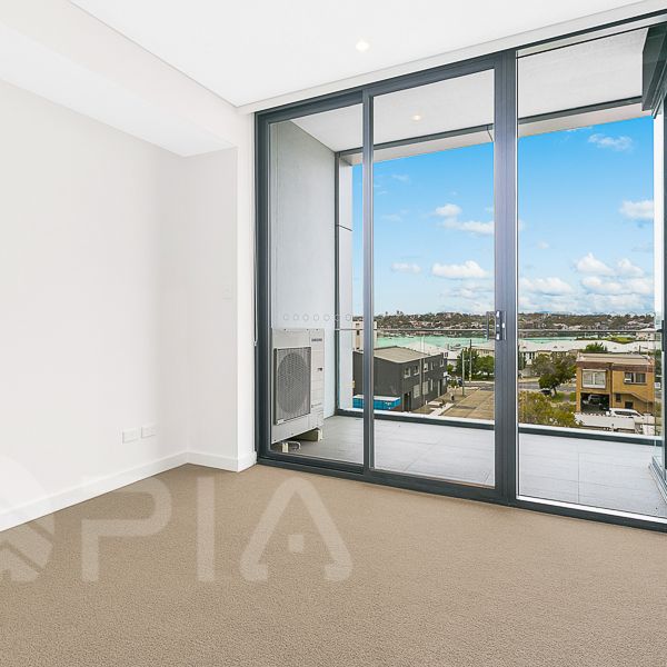 Water View ,ONE BEDROOM plus STUDY Apartment. - Photo 1