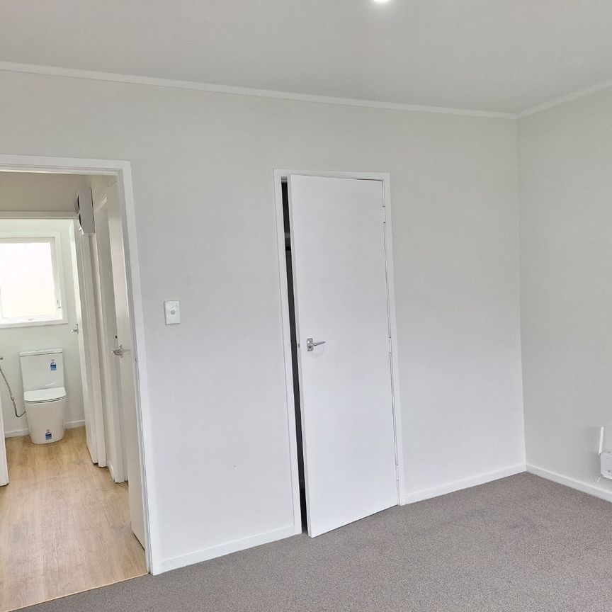 Freshly Renovated brick and tile! - Photo 1