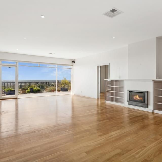 City-to-sea views with space for the whole family - Photo 1