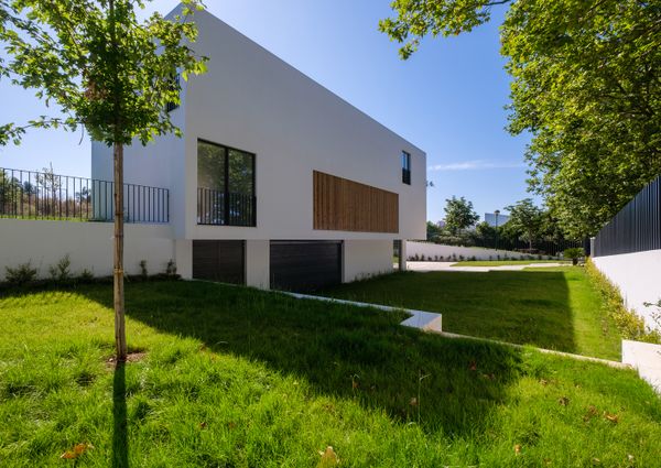 Moradia T6 de arquitetura moderna inserida no Golfe de Oeiras