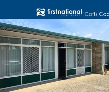 Walking distance to the shops and the beach! - Photo 1