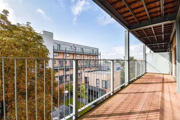 A beautiful 1 bedroom apartment located at this exclusive development only a short walk to the Railway Station and Cambridge Leisure Centre. GCH. Secure allocated parking. Phone entry system. Communal gardens. Unfurnished. - Photo 1