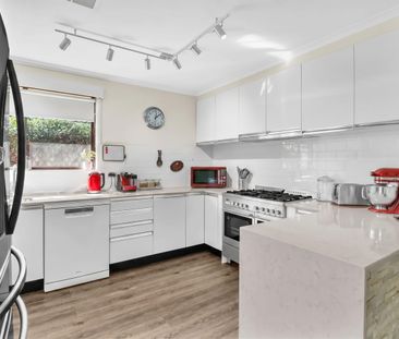 Spacious 3-Bedroom Home with parking behind electric gate - Photo 6