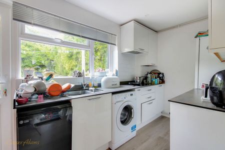 2 bed detached bungalow to rent in Lustrells Vale, Saltdean, BN2 - Photo 5