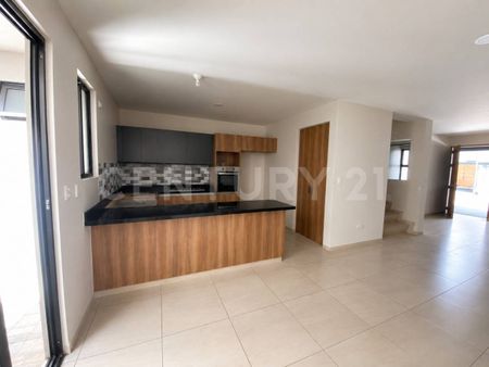 Casa en renta 4 recamaras con Roof Garden y Amenidades Exclusivas en La Rioja - Photo 3