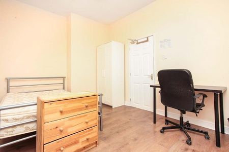 4 bedroom flat to rent - Photo 4