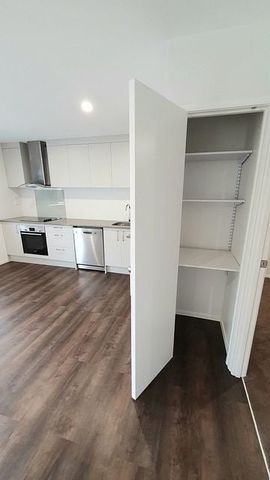 Modern 2BR – 5 min to Sturges Rd Train Station - Photo 4