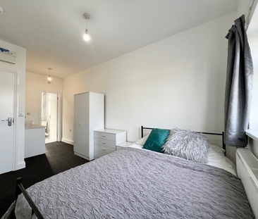 EN-SUITE Rooms Available - 5 mins from station - Photo 1