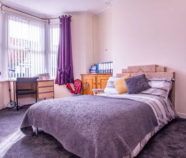 An architecturally designed, spacious six bed property. - Photo 4