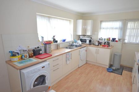 3 bedroom detached bungalow to rent - Photo 2