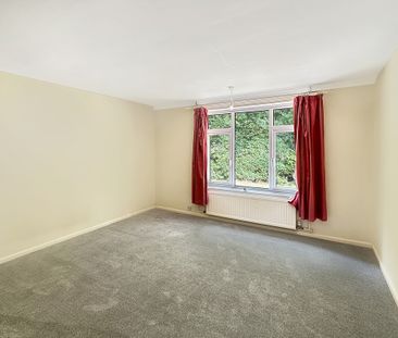 A detached bungalow, set on a private road in Great Shelford. It ha... - Photo 3