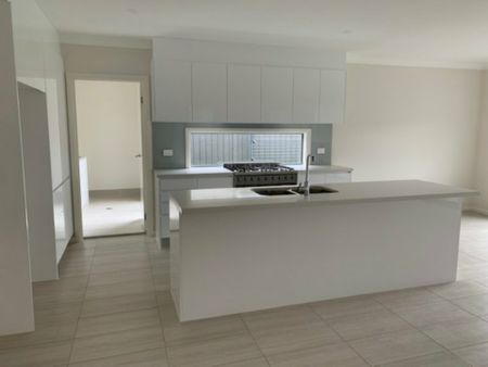 Spacious Living! - Photo 5