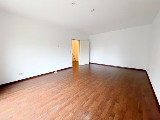 HELLE 2-ZIMMERWOHNUNG MIT GROßEM BALKON ZU MIETEN! - Photo 1