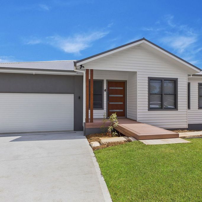 Brand new luxury designer home with water glimpses. - Photo 1