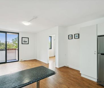 2-Bedroom Apartment in Prime Mosman Park - Photo 6