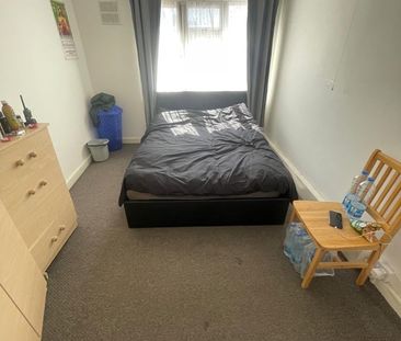Room in a Shared House, Bromley Road, SE6 - Photo 3