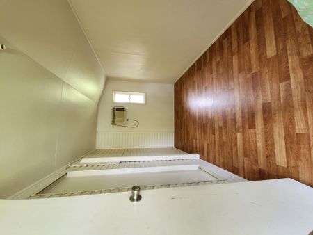 Break Lease 3-Bedroom Rental Home in Dysart 4745 QLD - Photo 3