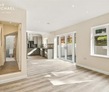 4 bedroom detached house to rent - Photo 3