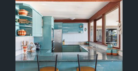 4 Bedroom Home with Stunning Pittwater Views - Photo 3