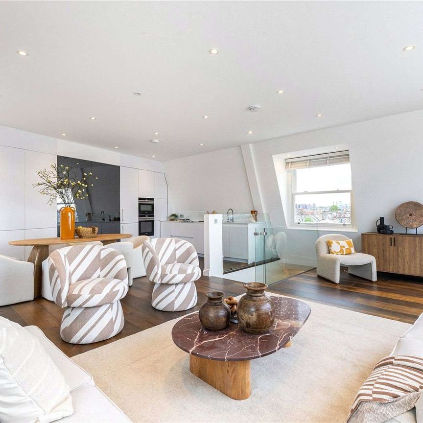A beautifully arranged three bedroom flat, close to Bishops Park. - Photo 1