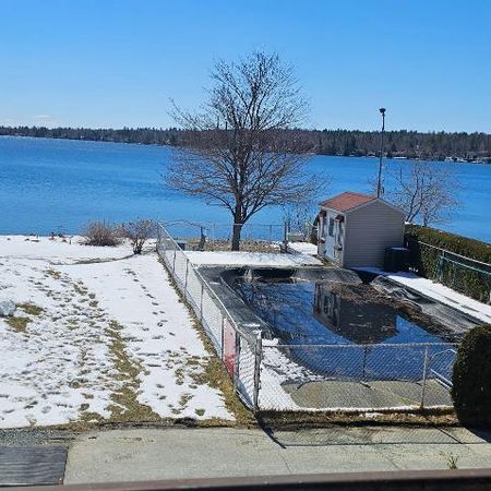 BORD DE L’EAU !! CONDO MEUBLÉ 4 ½ – Situé sur le bord du LAC MAGOG à Sherbrooke – VUE DIRECTE SUR L'EAU. - Photo 4