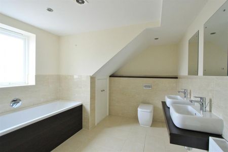 3 bedroom House To Let - Photo 3