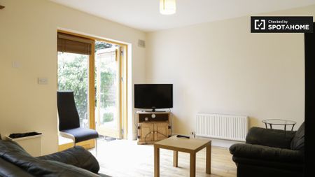 Room for rent in 5-bedroom apartment in Ballymun, Dublin - Photo 4