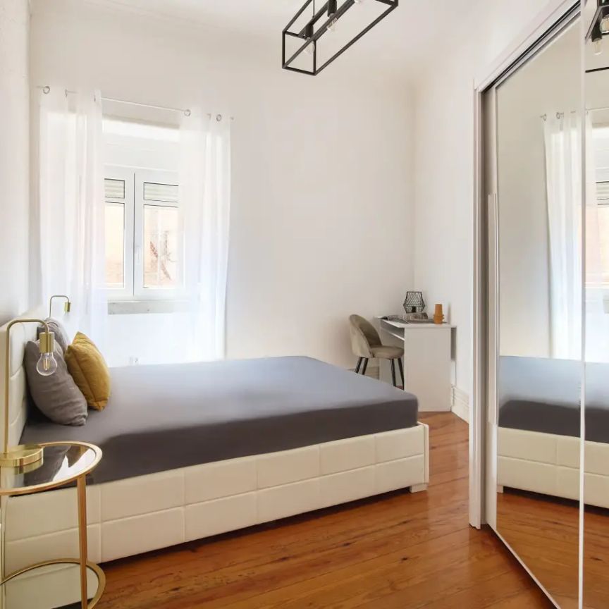 Room in a shared 9-bedroom apartment for rent in Lisbon. - Photo 1